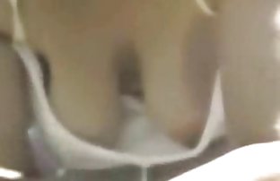 XXX Brunette dalam sepatu bot cerita hot selingkuh dengan istri tetangga kulit mendorong seluruh kepalan tangan ke dalam vaginanya!