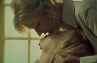 XXX Keindahan berkulit gelap mendapat eran dari keindahan cerita panas erotis pirang