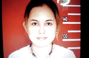 XXX Cewek seksi berpose untuk cerita panas kamera