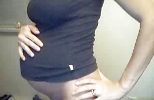 XXX Tiga cerita seks dan hot lesbian memutar roda bermain strip