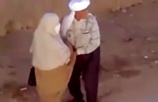 XXX Brunette bermain certa hot sek dengan vaginanya